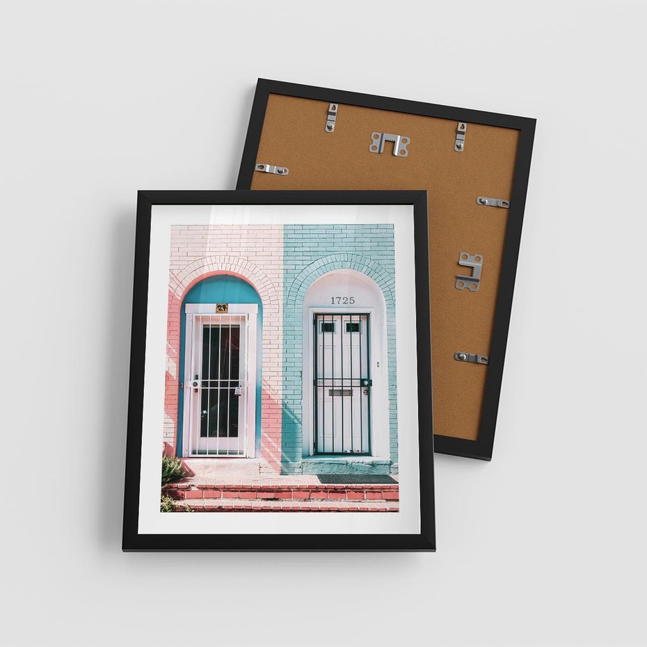 Plakat w ramie 40x50 - Urok Starych Drzwi - stare retro drzwi kamienicy, pastelowe kolory - rama czarna