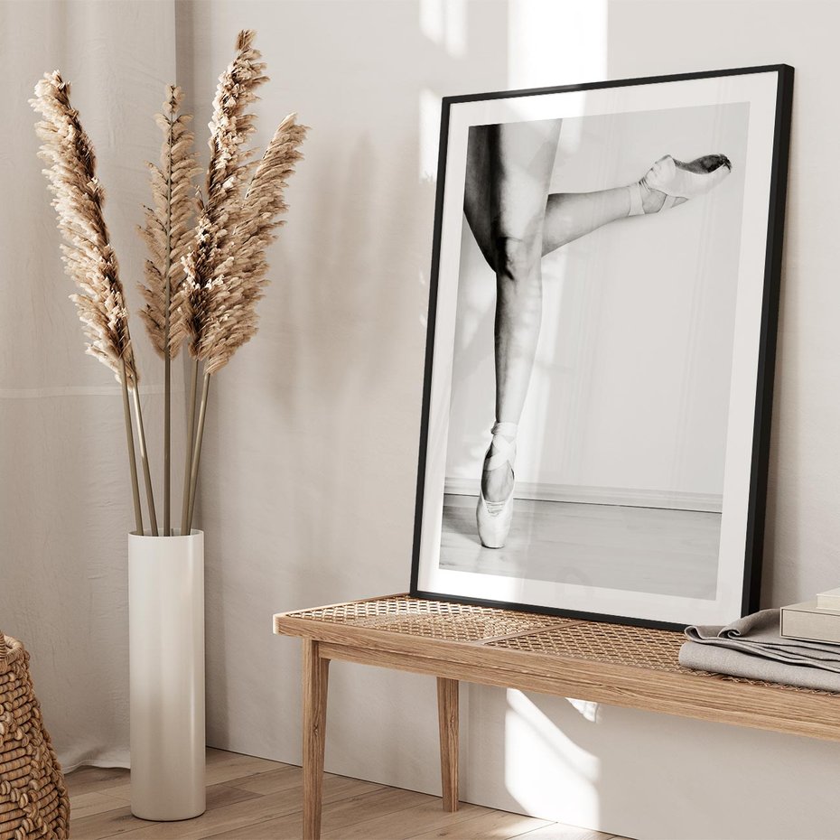 Plakat bez ramy 21x30 - Tańcząca Delikatność - artystyczne zdjęcie, odcienie szarości