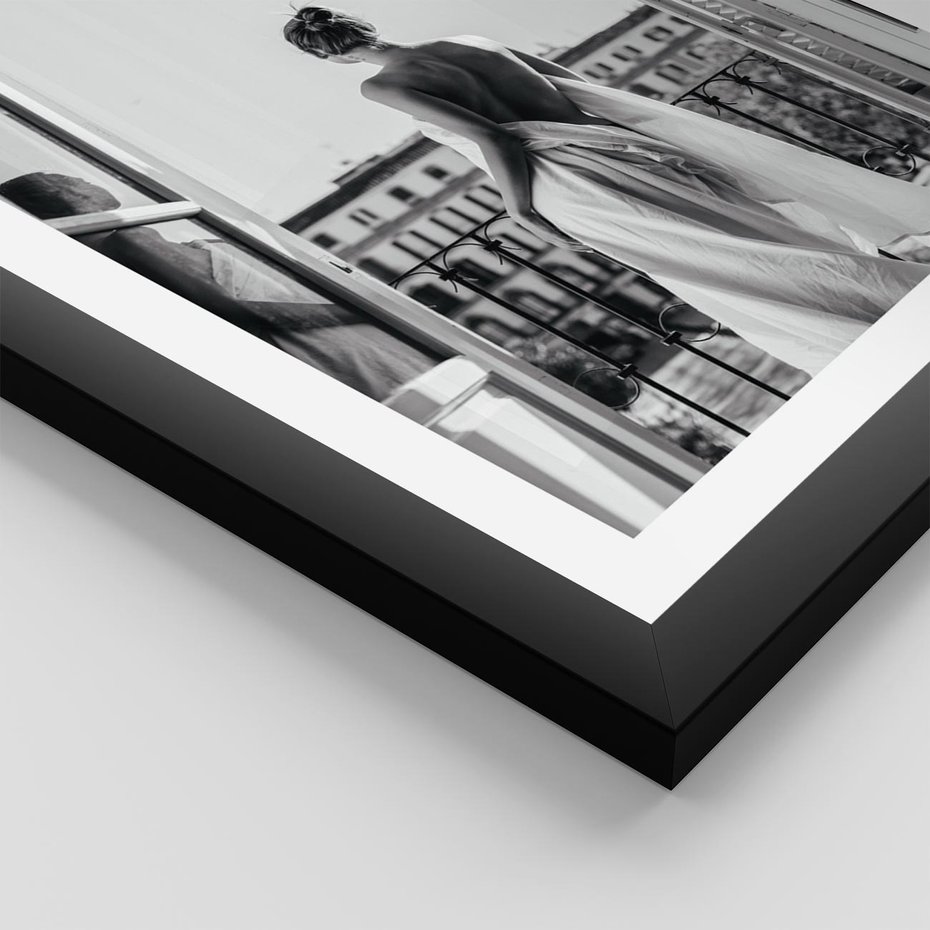 Plakat w ramie 40x50 - Poranki w Paryżu - czarno białe zdjęcie, kobieta w prześcieradle na balkonie - rama czarna