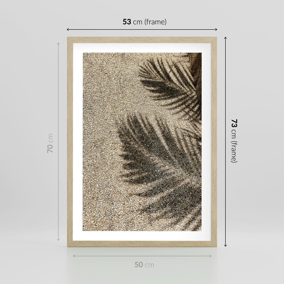 Plakat w ramie 50x70 - Plażowa Idylla - palma, cień na piasku - rama drewno