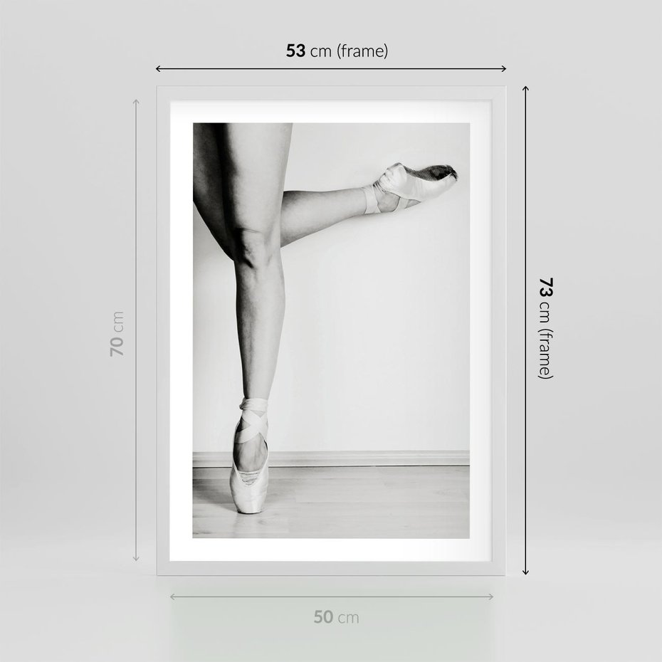 Plakat w ramie 50x70 - Tańcząca Delikatność - artystyczne zdjęcie, odcienie szarości - rama biała