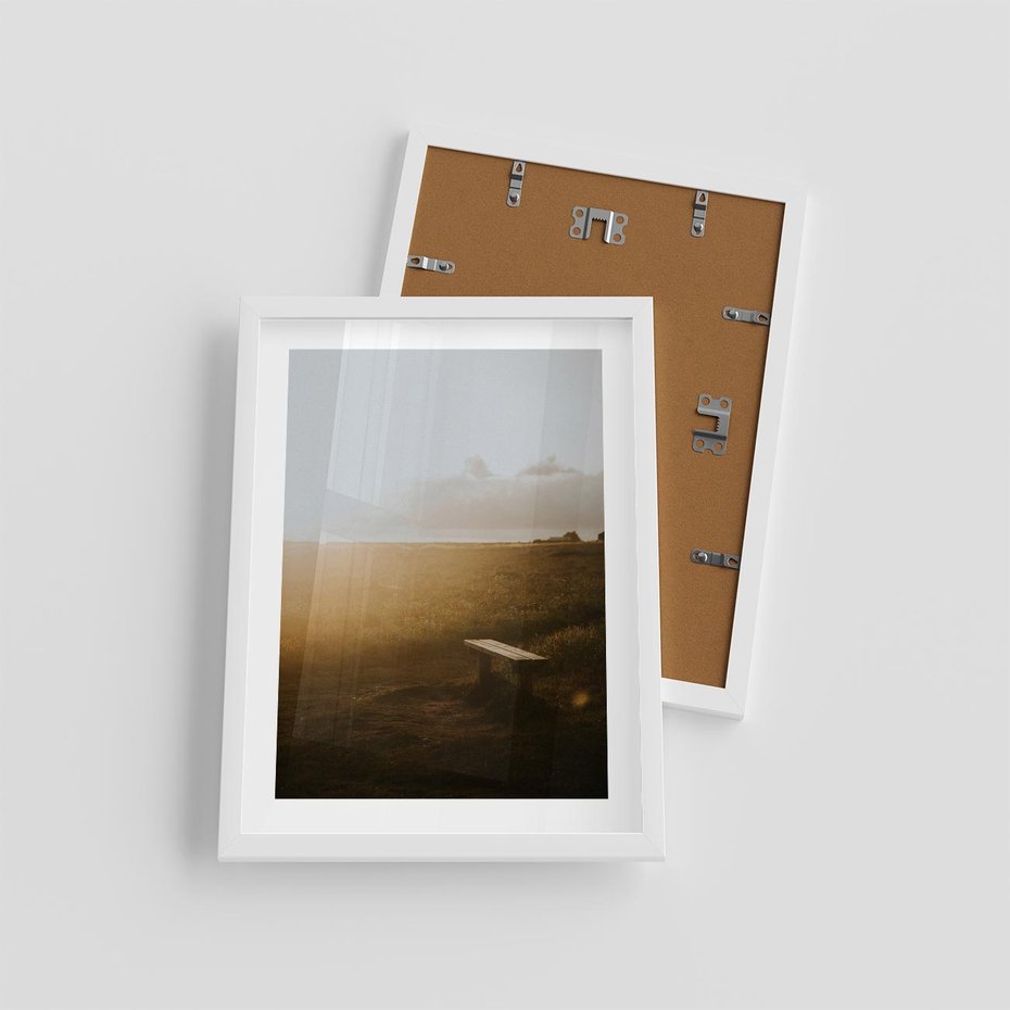 Plakat w ramie 30x40 - Mglisty zachód słońca na ławeczce - mgła, zachód - rama biała