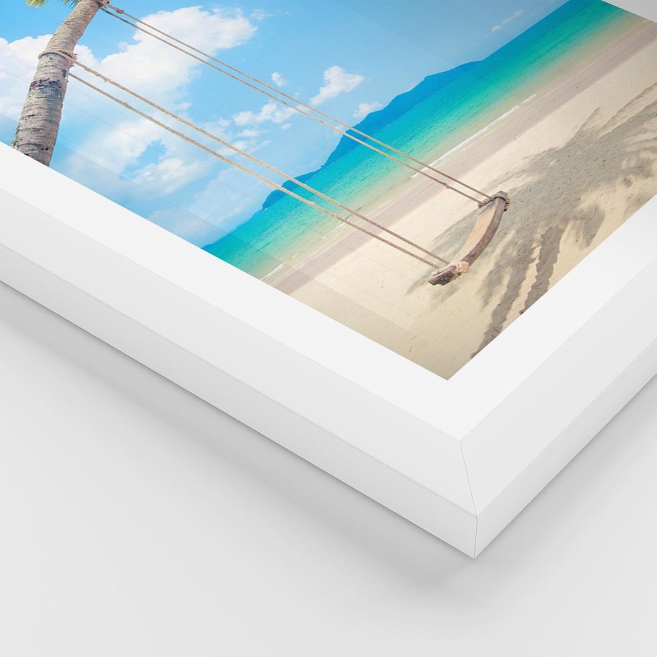 Plakat w ramie 50x70 - Hawajska palma i huśtawka na plaży - palma, huśtawka - rama biała