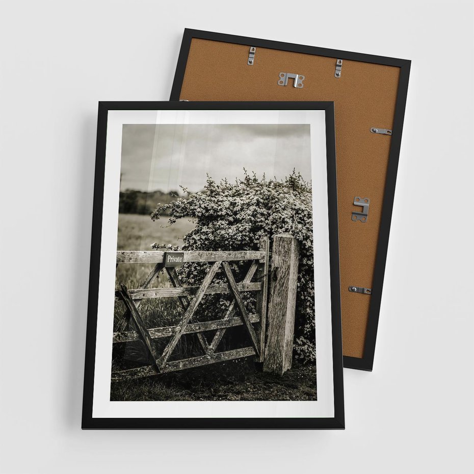 Plakat w ramie 50x70 - Wiejski Urok: Stary Płot i Kwitnący Krzew - rustykalne zdjęcie, stary płot - rama czarna