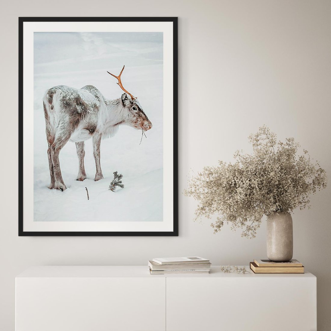 Plakat w ramie 30x40 - Magia Świąt - renifer na śniegu, śnieg - rama czarna