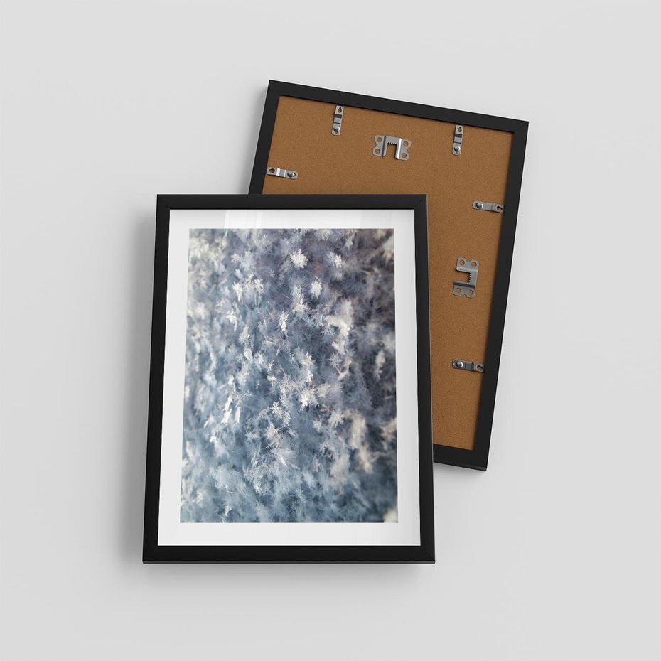 Plakat w ramie 30x40 - Magia Śnieżnych Kryształków - śnieg, szron - rama czarna