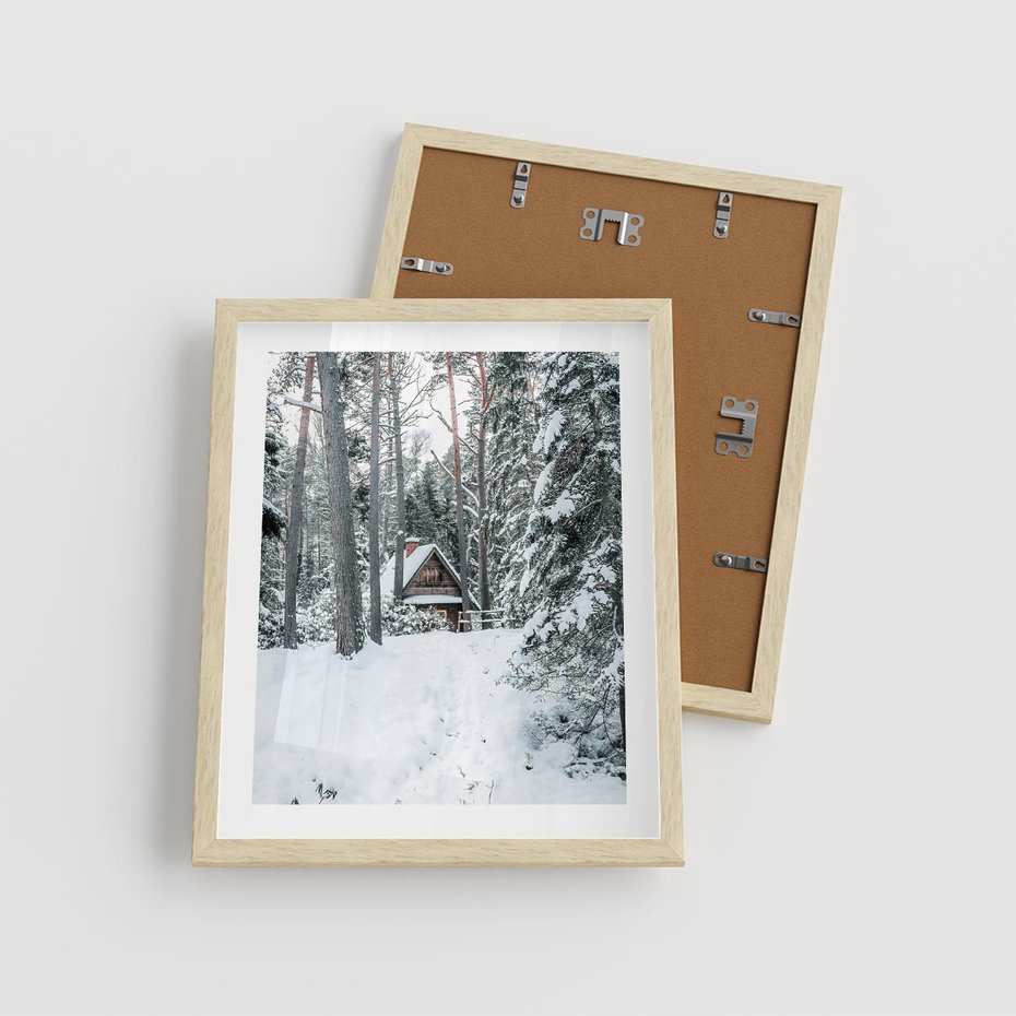 Plakat w ramie 40x50 - Spokój Zimowej Przygody w Lesie - domek w górach w lesie, zima - rama drewno