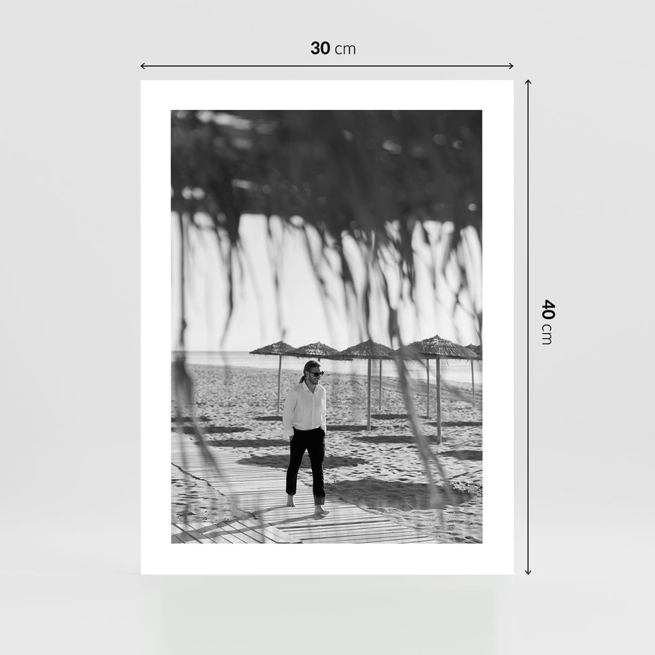 Plakat bez ramy 30x40 - Wakacyjny Spacer - czarno białe zdjecie, plaża
