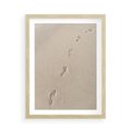 Plakat w ramie 50x70 - Ślady na Złocistym Piasku - piasek, ślady stóp na piasku - rama drewno