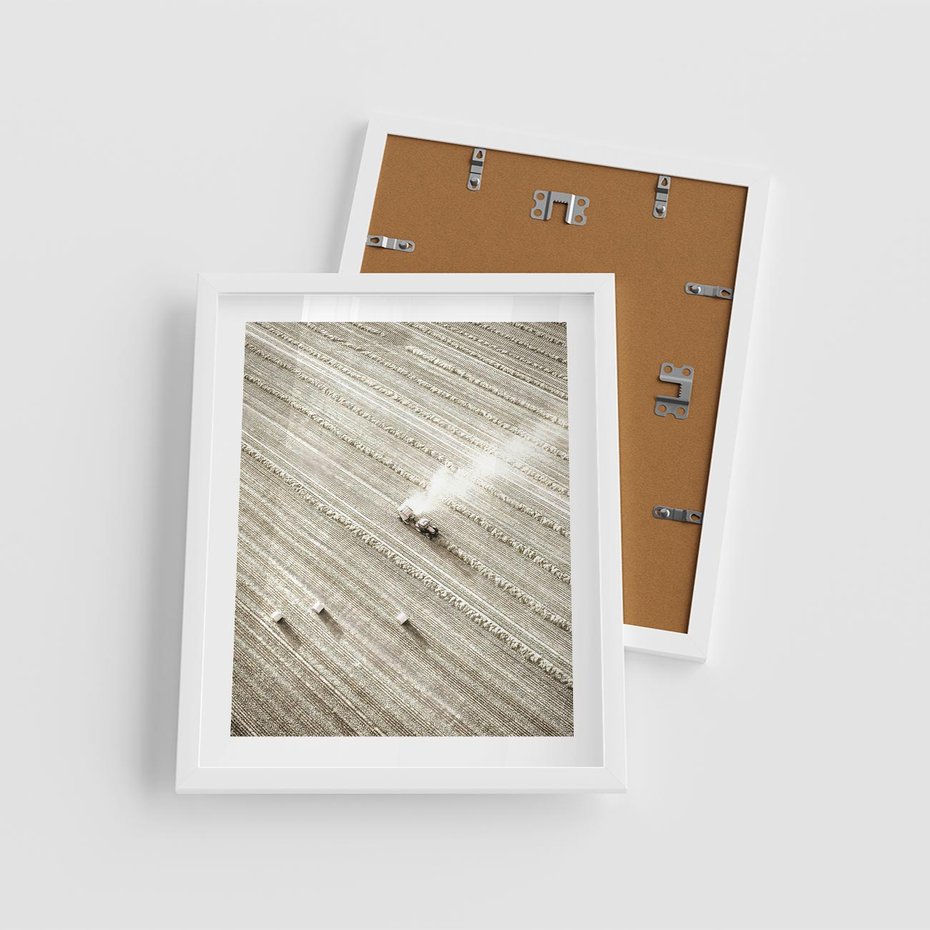 Plakat w ramie 40x50 - Pole i Żniwa na Malowniczym Zdjęciu - pole, traktor - rama biała