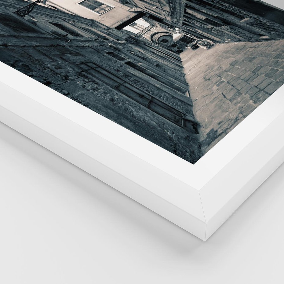 Plakat w ramie 40x50 - Odkryj tajemnice miasta - uliczka, perspektywa - rama biała