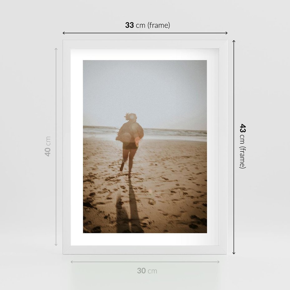 Plakat w ramie 30x40 - O Zachodzie Słońca - klimatyczna fotografia, postać biegnie po plaży - rama biała