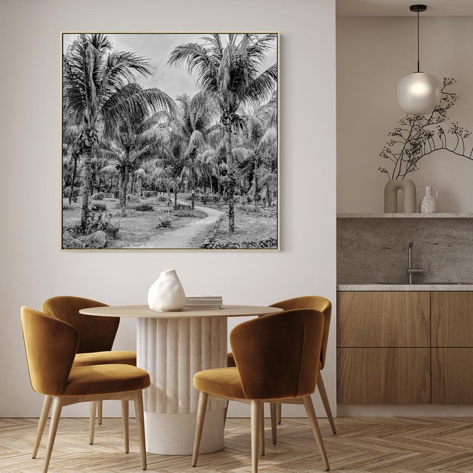 Obraz w ramie 80x80 - Mroczna Ścieżka Tropików - czarno biała fotografia, ścieżka pośród palm - rama drewno