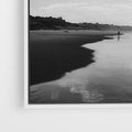 Obraz w ramie 50x50 - Nadmorska Melodia - czarno białe zdjęcie, plaża - rama biała