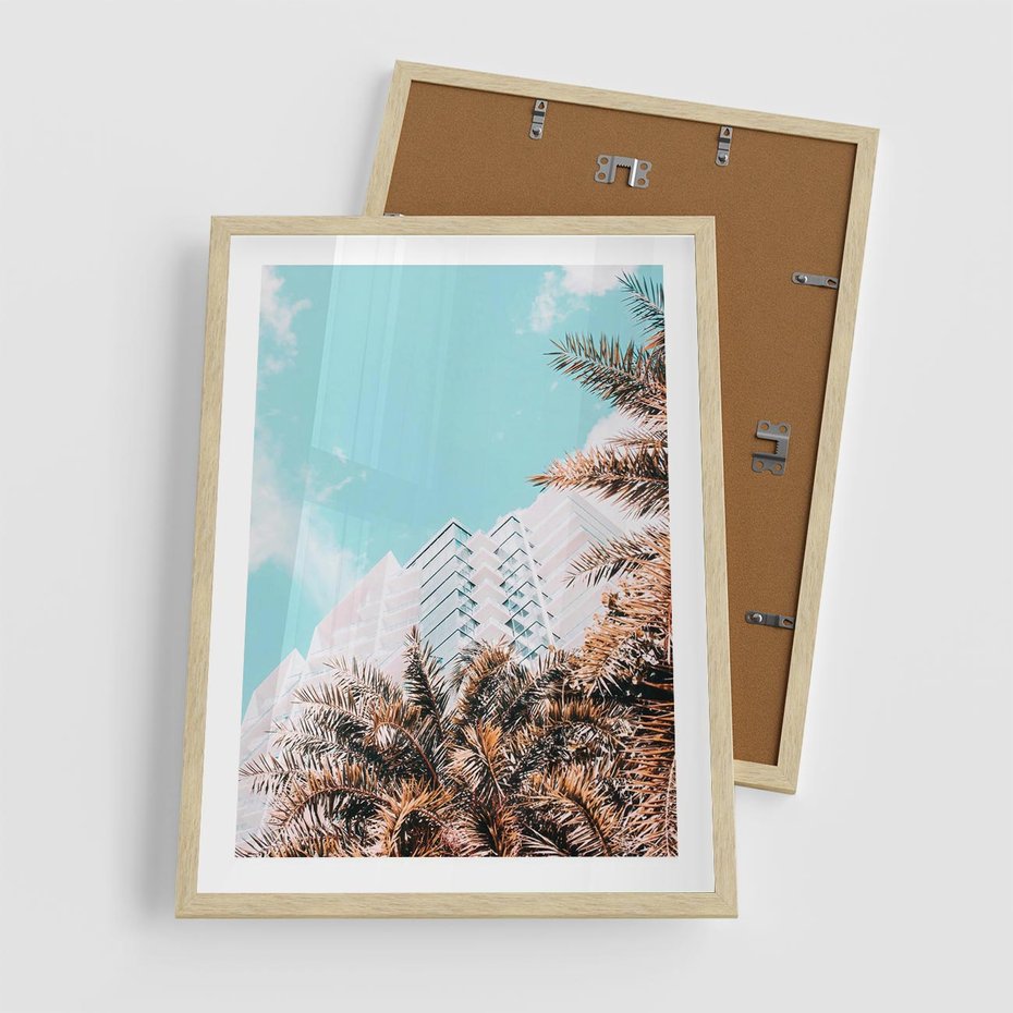 Plakat w ramie 50x70 - Wakacyjny Raj - palmy, wysokie budynki - rama drewno