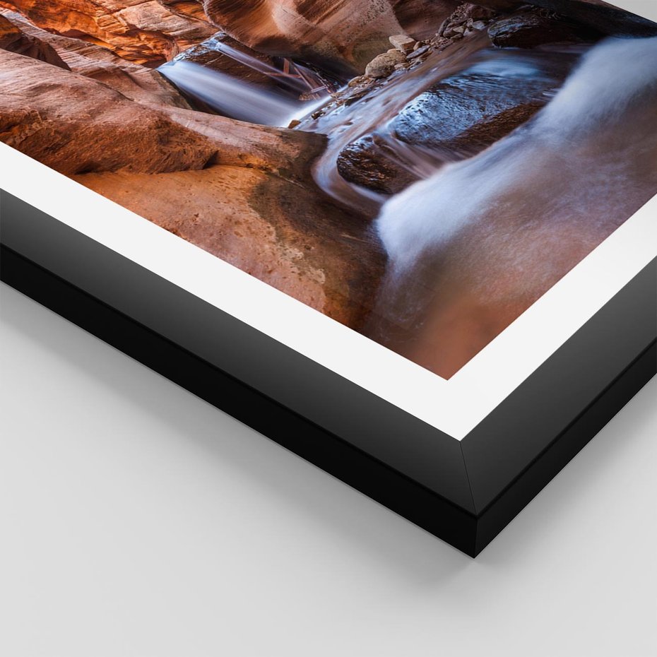 Plakat w ramie 30x40 - Tajemniczy świat jaskini i wodospadu - jaskinia, wodospad - rama czarna