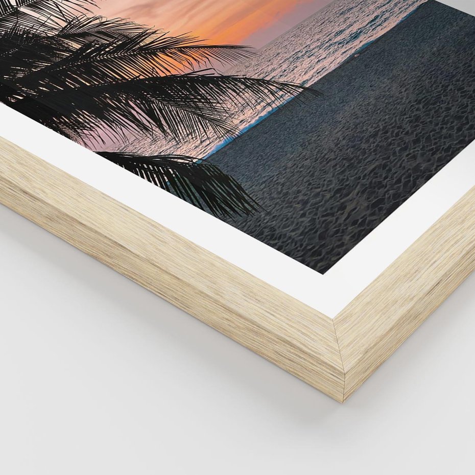 Plakat w ramie 40x50 - Tropikalny Zachód Słońca: Piękno Palmy - palma, nad morzem - rama drewno