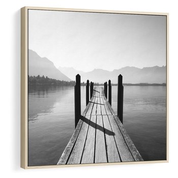 Obraz w ramie 80x80 - Spokojna Przystań - czarno biała fotografia, drewniany pomost na jeziorze - rama drewno