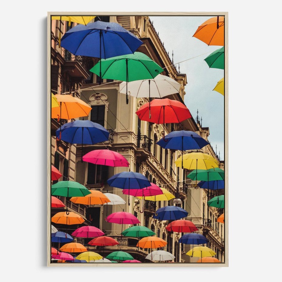 Obraz w ramie 80x120 - Barwna symfonia wyobraźni - fotografia, kolorowe parasolki podwieszone nad ulicą - rama drewno