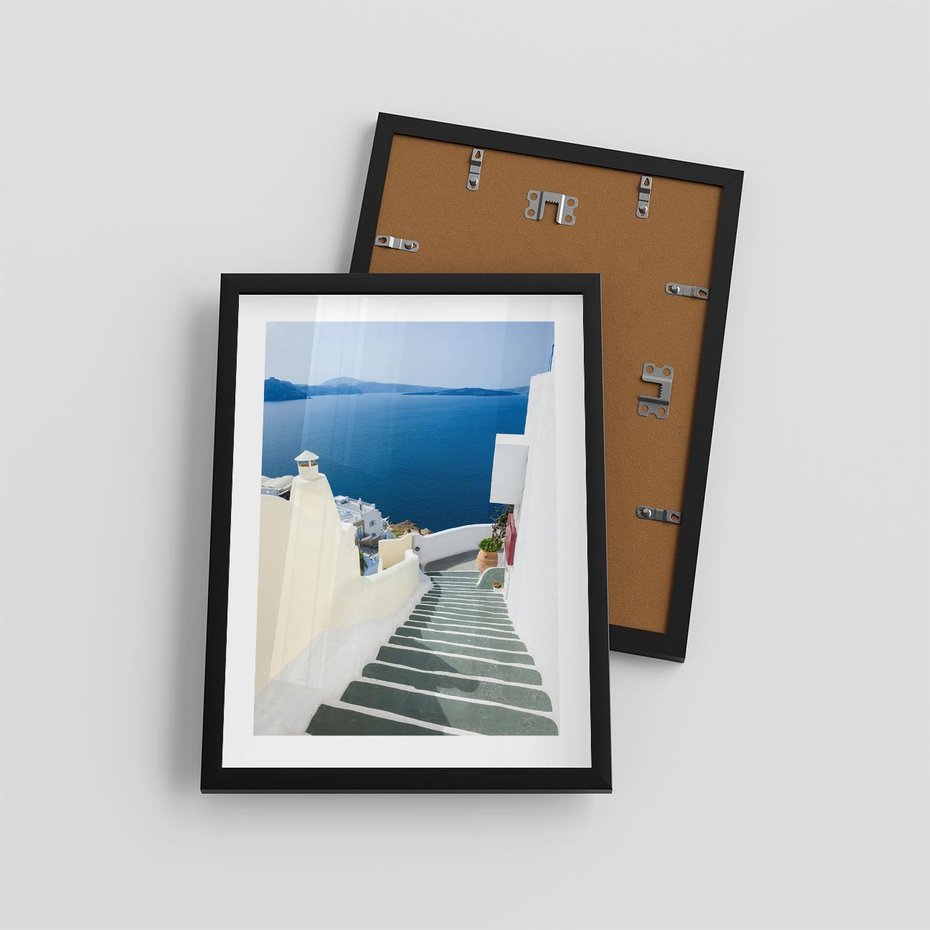 Plakat w ramie 30x40 - Malowniczy urok wyspy - Santorini, schodki - rama czarna