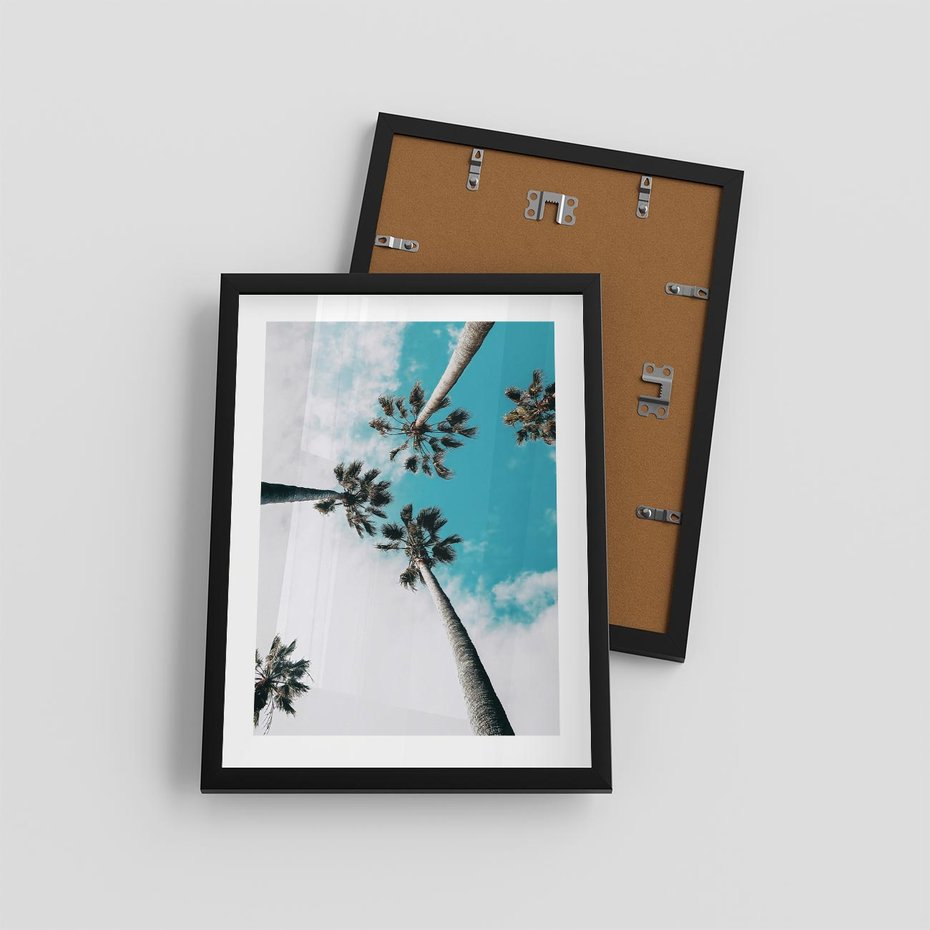 Plakat w ramie 30x40 - Palmy w Gorącym Niebie - palmy, ujęcie z dołu - rama czarna