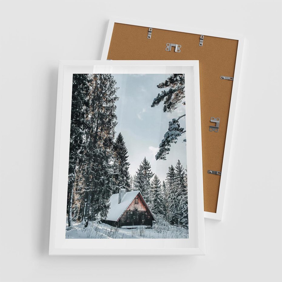Plakat w ramie 50x70 - Górska Uroda Zimą: Dom w Śniegu - domek w górach, zima - rama biała
