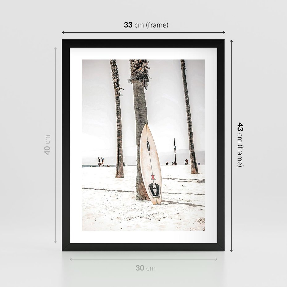 Plakat w ramie 30x40 - Plażowy Relaks - deska surfingowa, oparta o palmę - rama czarna