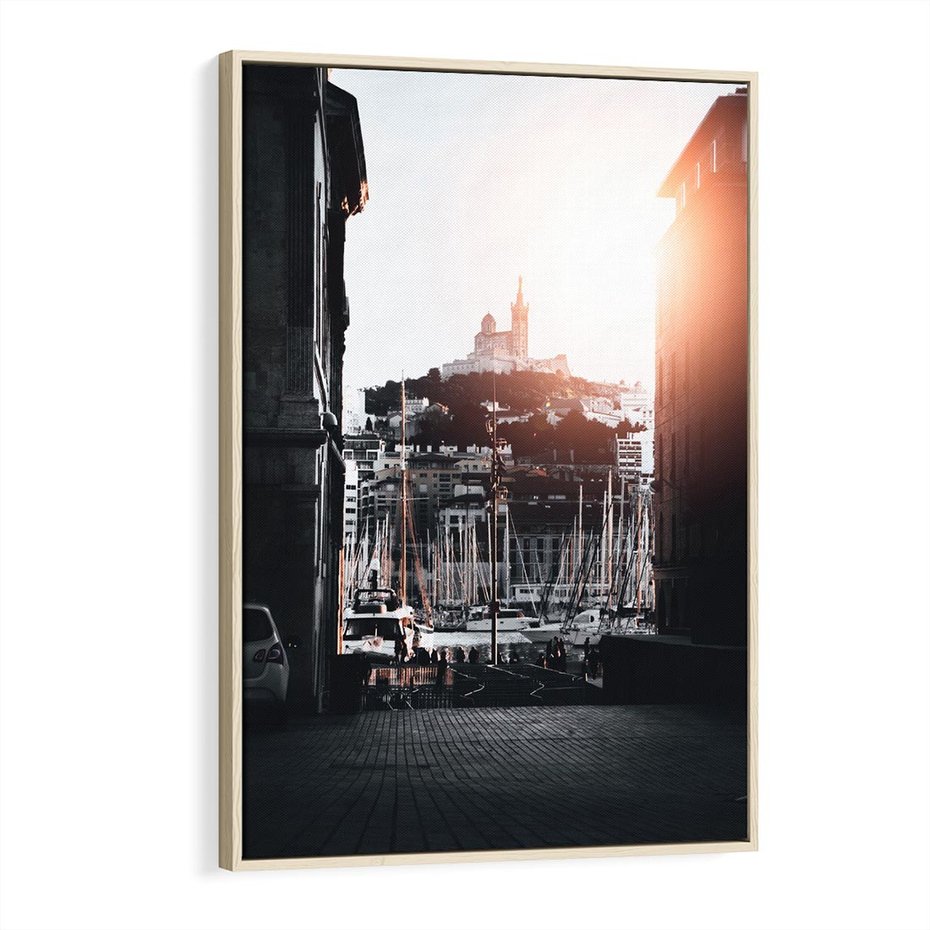Obraz w ramie 80x120 - Światło Portowe - czarno białe zdjecie, uliczka w nadmorskim mieście - rama drewno