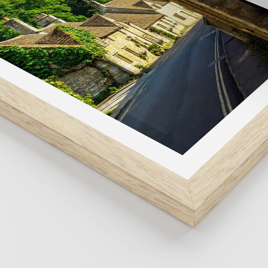 Plakat w ramie 30x40 - Odkryj tajemnice miasta - uliczka, perspektywa - rama drewno