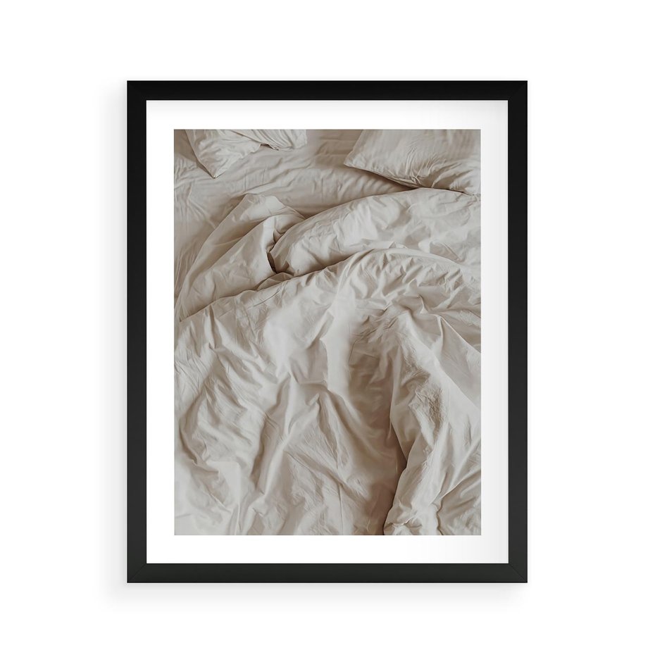 Plakat w ramie 40x50 - Spokojna Noc - biała pościel, zdjęcie do sypialni - rama czarna