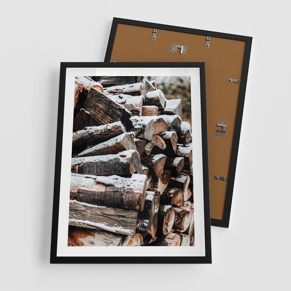 Plakat w ramie 50x70 - Zimowa Drewniana Idylla - drewno, kłody - rama czarna