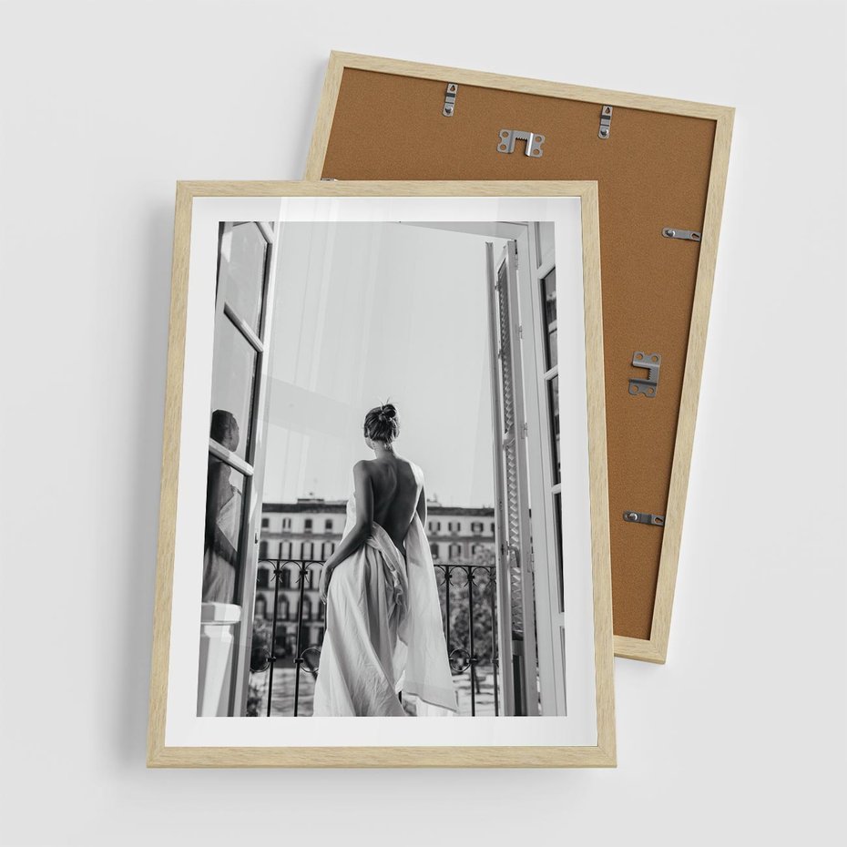 Plakat w ramie 50x70 - Poranki w Paryżu - czarno białe zdjęcie, kobieta w prześcieradle na balkonie - rama drewno