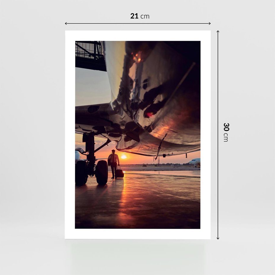 Plakat bez ramy 21x30 - Podróż ku Zachodzącemu Słońcu - samolot, scena na lotnisku