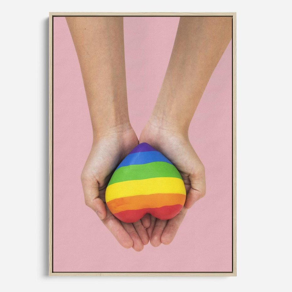 Obraz w ramie 80x120 - Miłość na Dłoniach - zdjęcie, dłonie trzymają ulepione tęczowe serce - rama drewno