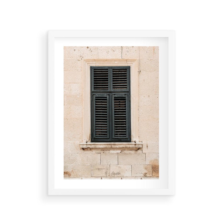 Plakat w ramie 30x40 - Urok Starego Okna z Zielonymi Okiennicami - stare okno, kamienica - rama biała