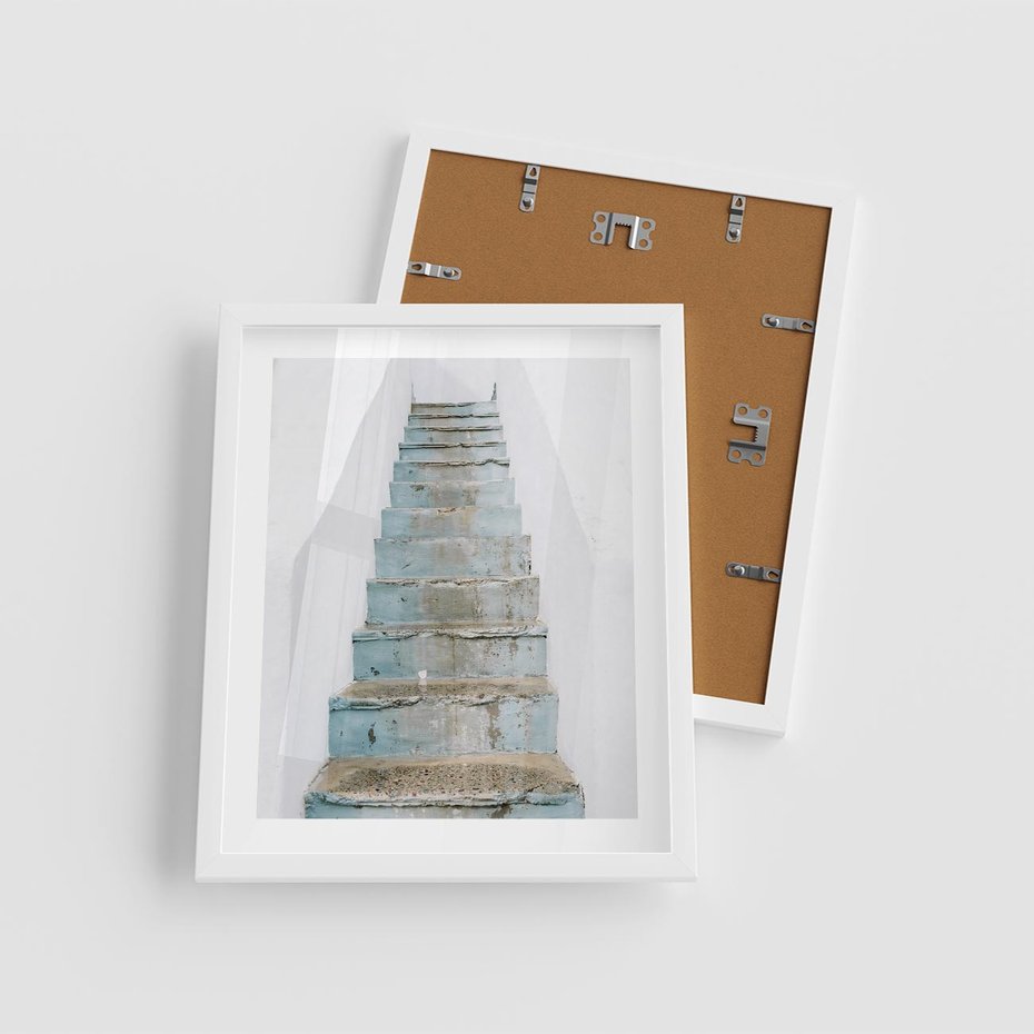 Plakat w ramie 40x50 - Niebieskie Schody Santorini - stare kamienne schody, niebieskie schody - rama biała