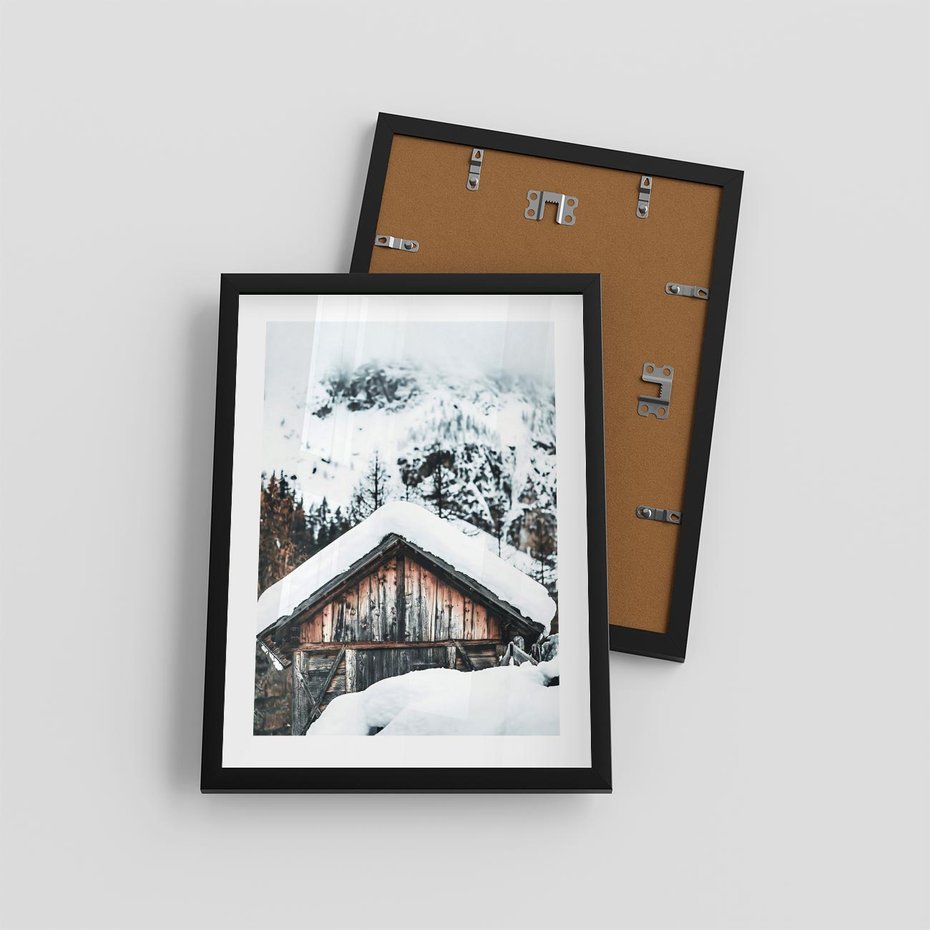 Plakat w ramie 30x40 - Domek w Górach w Białym Odcieniu - zima, domek w górach - rama czarna