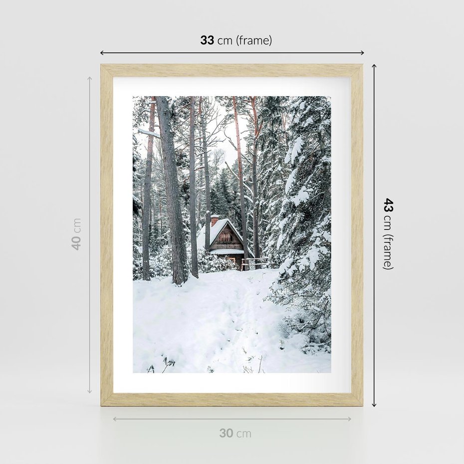 Plakat w ramie 30x40 - Spokój Zimowej Przygody w Lesie - domek w górach w lesie, zima - rama drewno