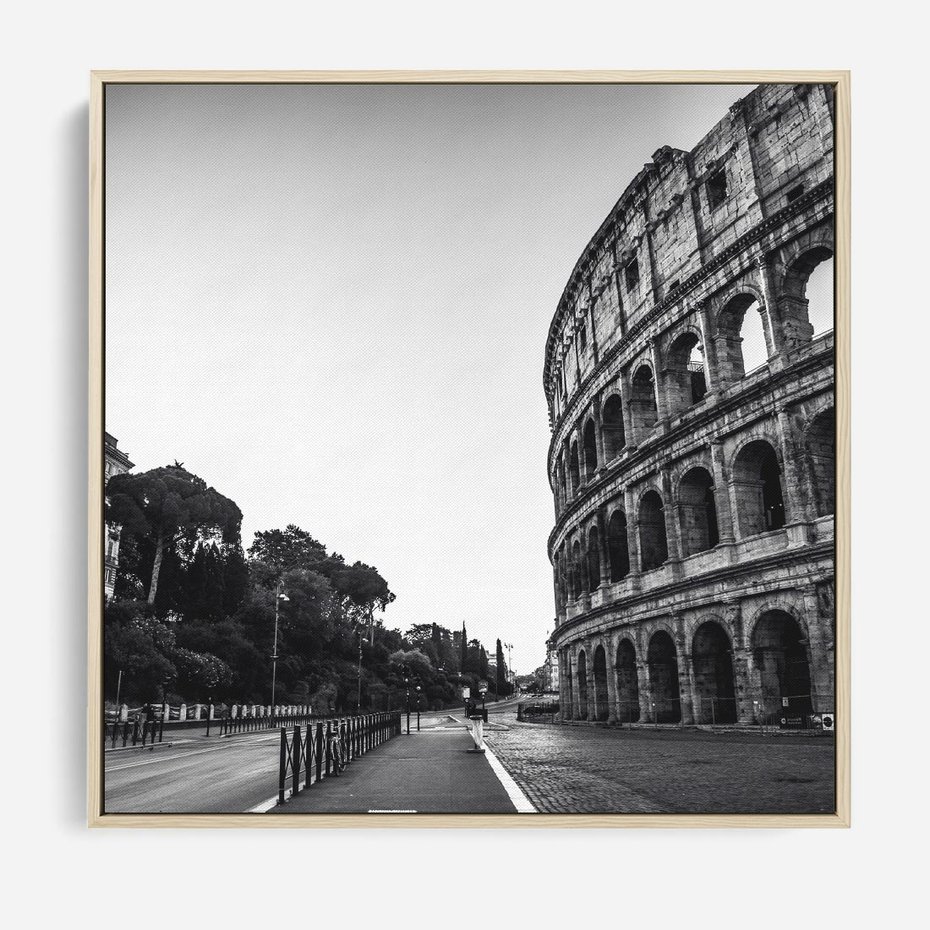 Obraz w ramie 50x50 - Echa Historii - czarno biała fotografia, koloseum - rama drewno
