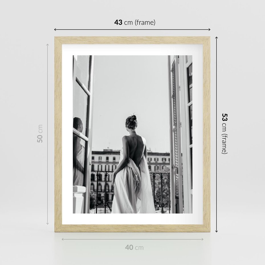 Plakat w ramie 40x50 - Poranki w Paryżu - czarno białe zdjęcie, kobieta w prześcieradle na balkonie - rama drewno