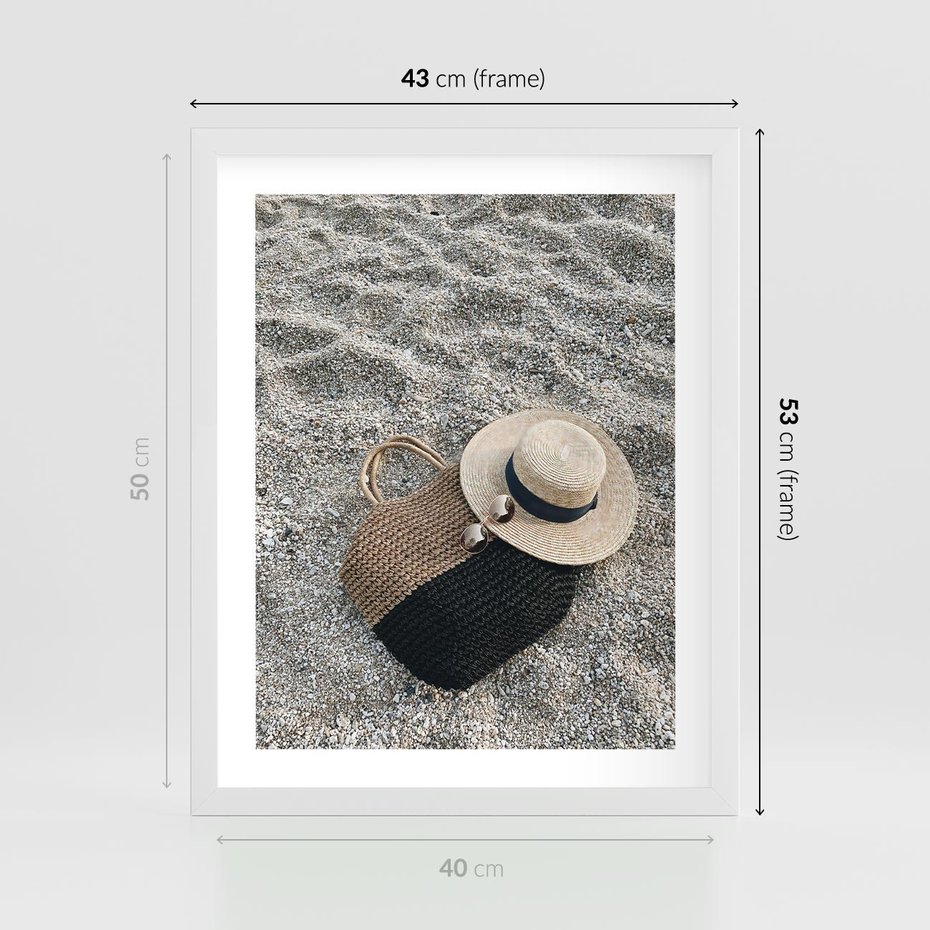 Plakat w ramie 40x50 - Plażowe Przygotowania - torba plażowa, kapelusz - rama biała