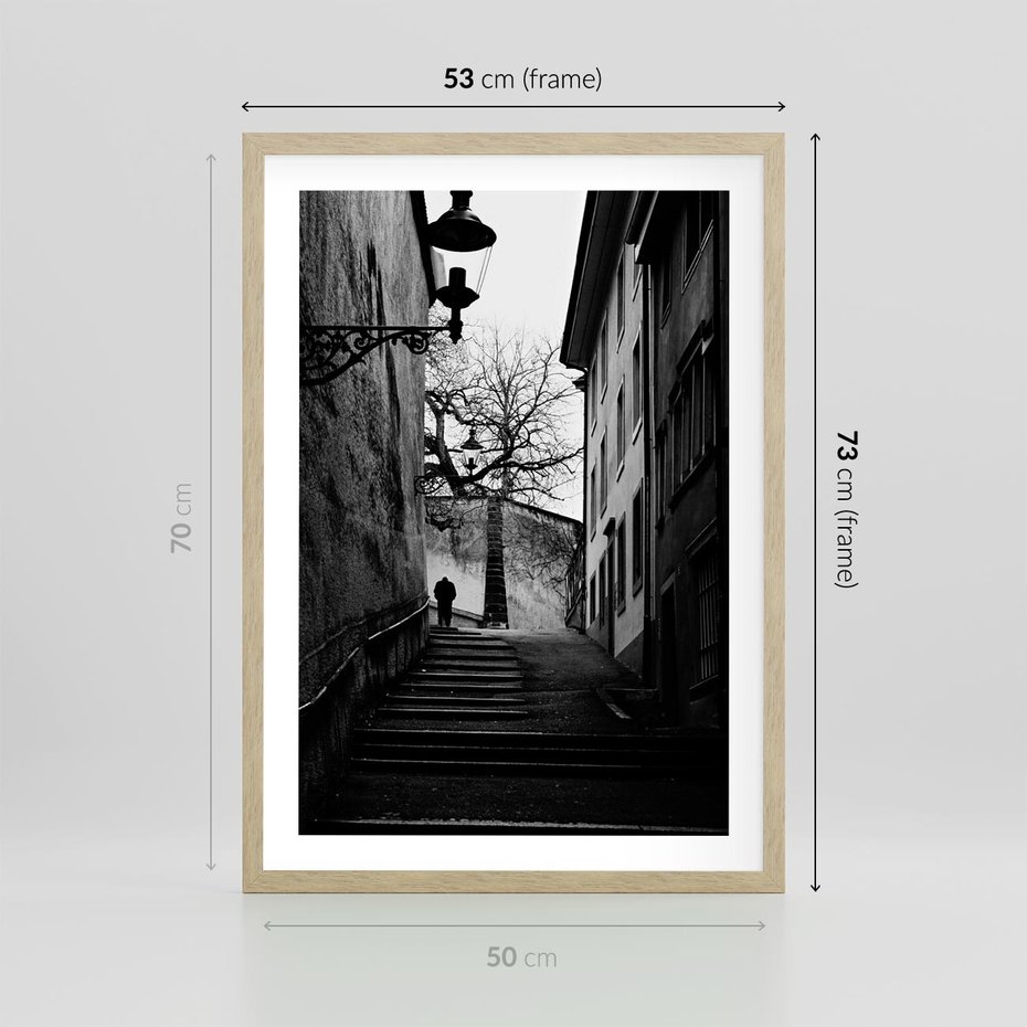 Plakat w ramie 50x70 - Ukryta Uliczka - czarno białe zdjęcie, schody - rama drewno