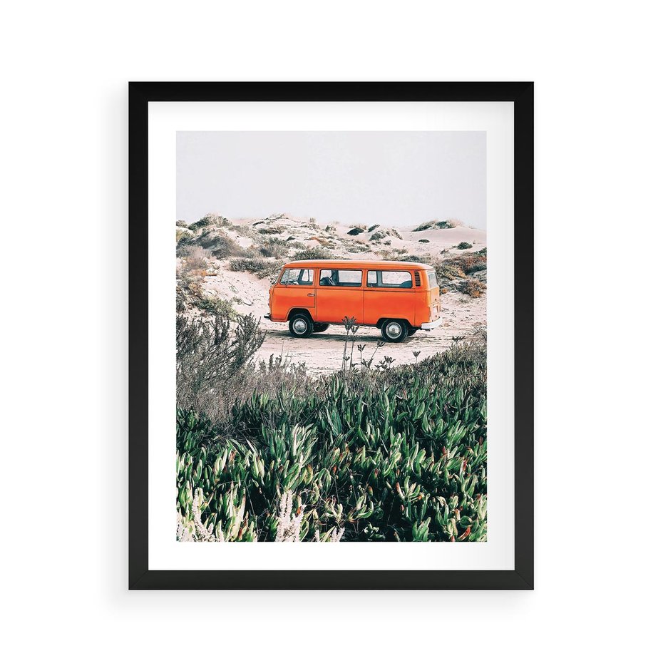 Plakat w ramie 40x50 - Podróże po Pustyni - stary samochód van, pomarańczowy - rama czarna