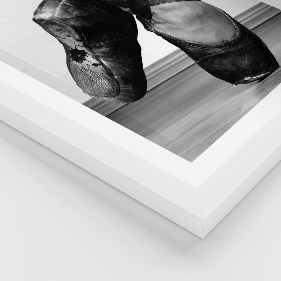 Plakat w ramie 50x70 - Taniec Zmysłów - artystyczne zdjęcie, odcienie szarości - rama biała