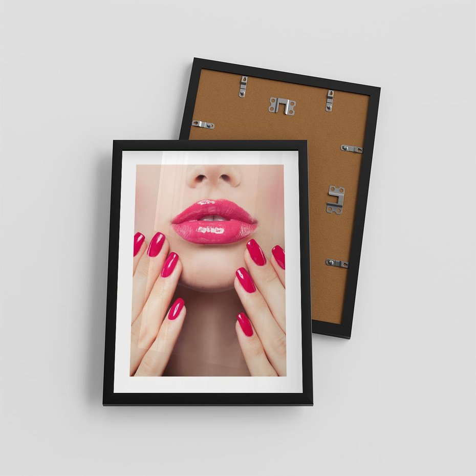 Plakat w ramie 30x40 - Wyrażenie Piękna - paznokcie, usta - rama czarna