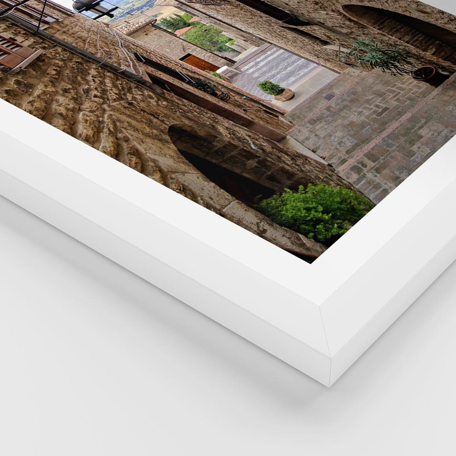 Plakat w ramie 30x40 - Perspektywa malowniczej uliczki - uliczka, perspektywa - rama biała