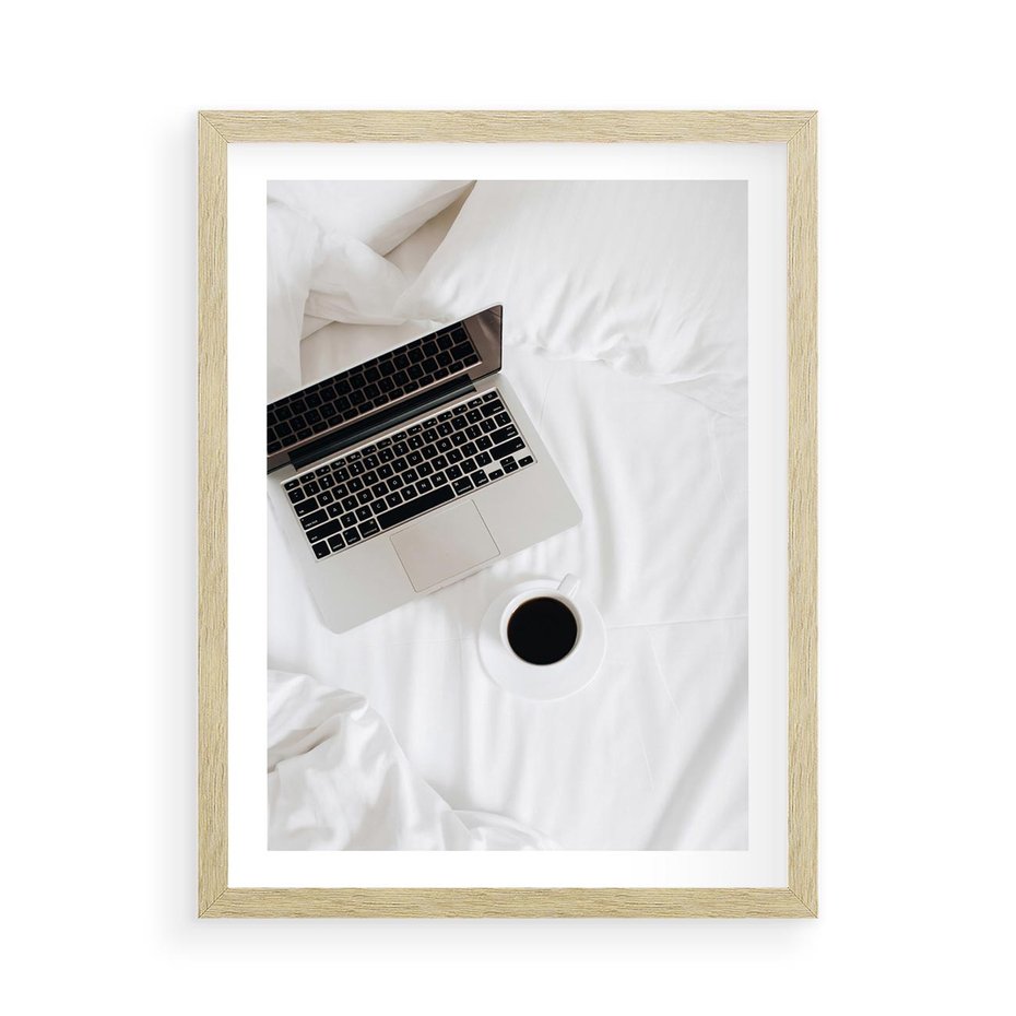 Plakat w ramie 50x70 - Relaks w Łóżku: Kawa i Laptop w Pościeli - komputer, na łóżku - rama drewno