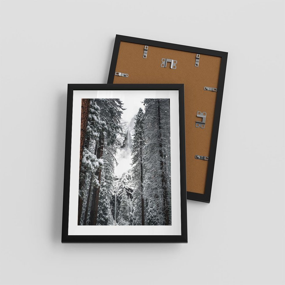 Plakat w ramie 30x40 - Cicha Magia Zimowego Lasu - zimowy las, ośnieżone drzewa - rama czarna