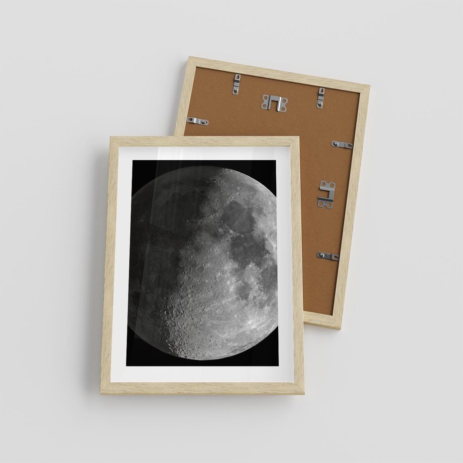 Plakat w ramie 30x40 - Kontrastowy księżyc w czerni i bieli - księżyc, czarno - rama drewno