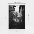 Obraz w ramie 70x100 - Ukryta Uliczka - czarno białe zdjęcie, schody - rama biała